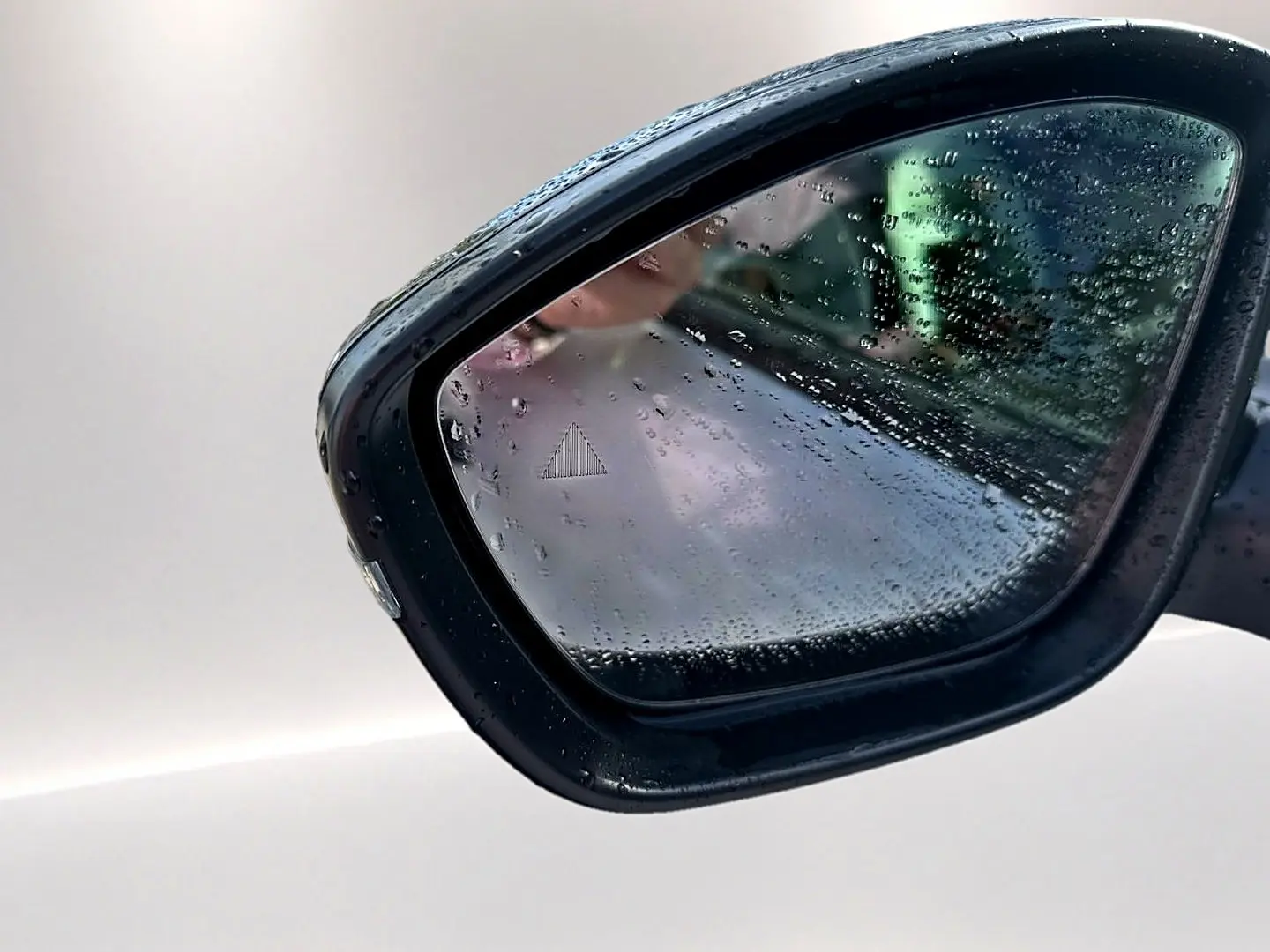 Rétroviseur extérieur droit noir d'une Citroën C3 Aircross 2026 avec gouttes de pluie et indicateur d'angle mort.