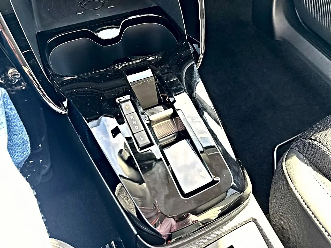 Vue rapprochée de la console centrale noire brillante avec levier de vitesses automatique du Citroën C3 Aircross.
