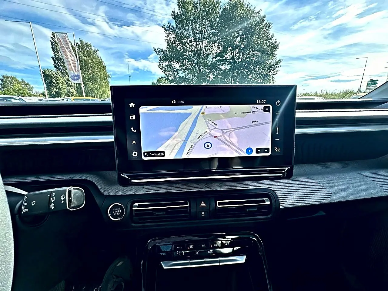 Vue intérieure centrée sur l’écran tactile GPS et la console centrale du Citroën C3 Aircross blanc 2026.
