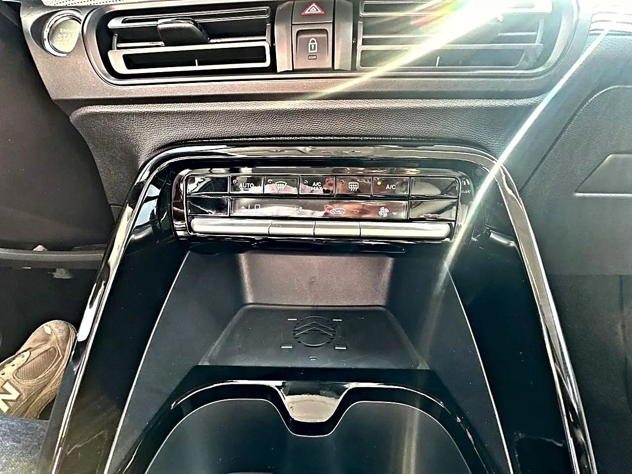 Vue rapprochée de la console centrale noire du Citroën C3 Aircross 2026 avec commandes climatisation et rangement.