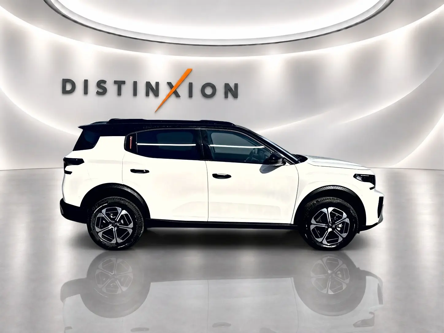 Profil droit d'un Citroën C3 Aircross blanc avec toit noir et jantes alu, sur fond clair avec logo Distinxion.