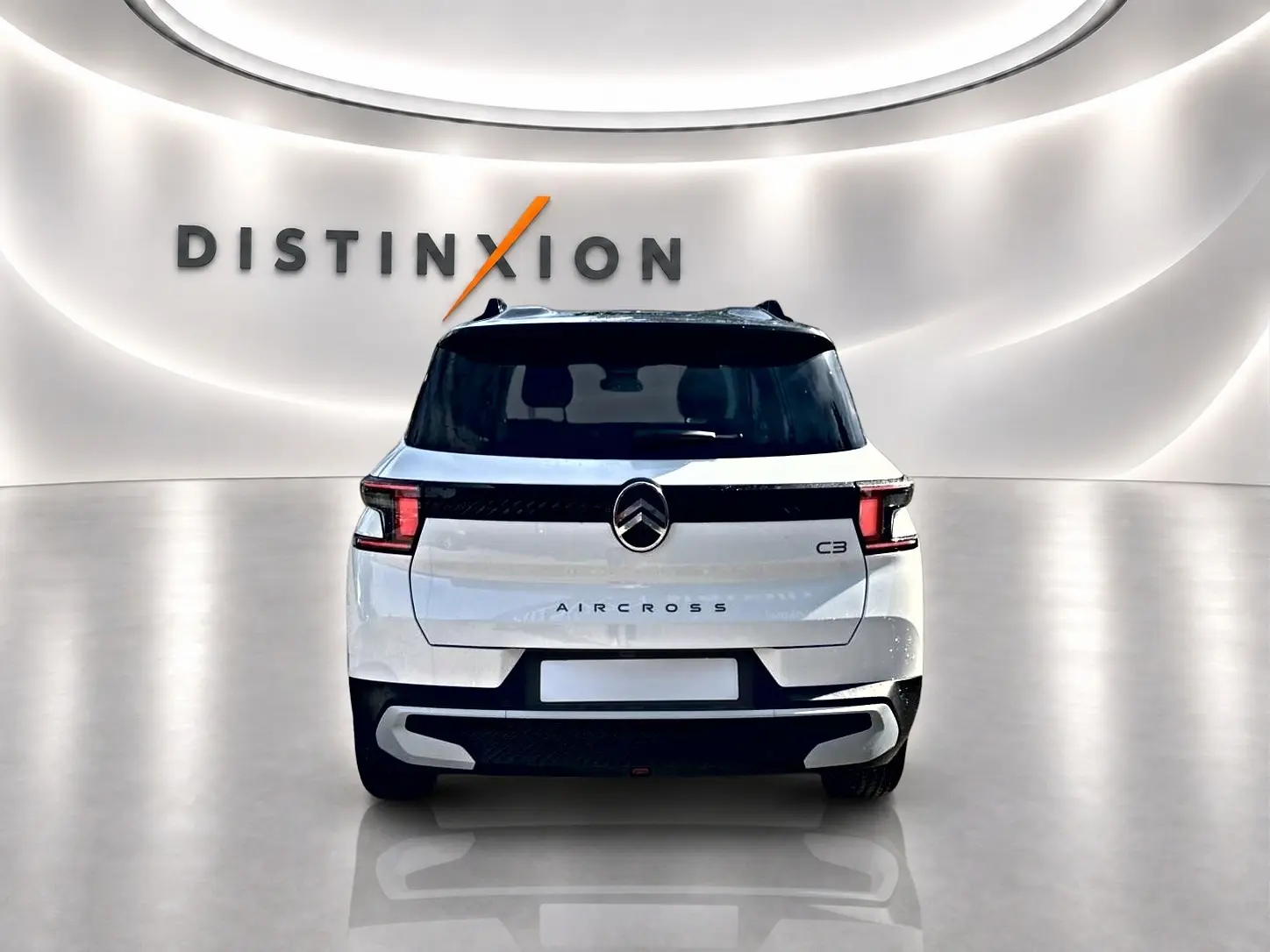 Vue arrière d'un Citroën C3 Aircross blanc 2026 avec toit noir et feux arrière LED distinctifs.