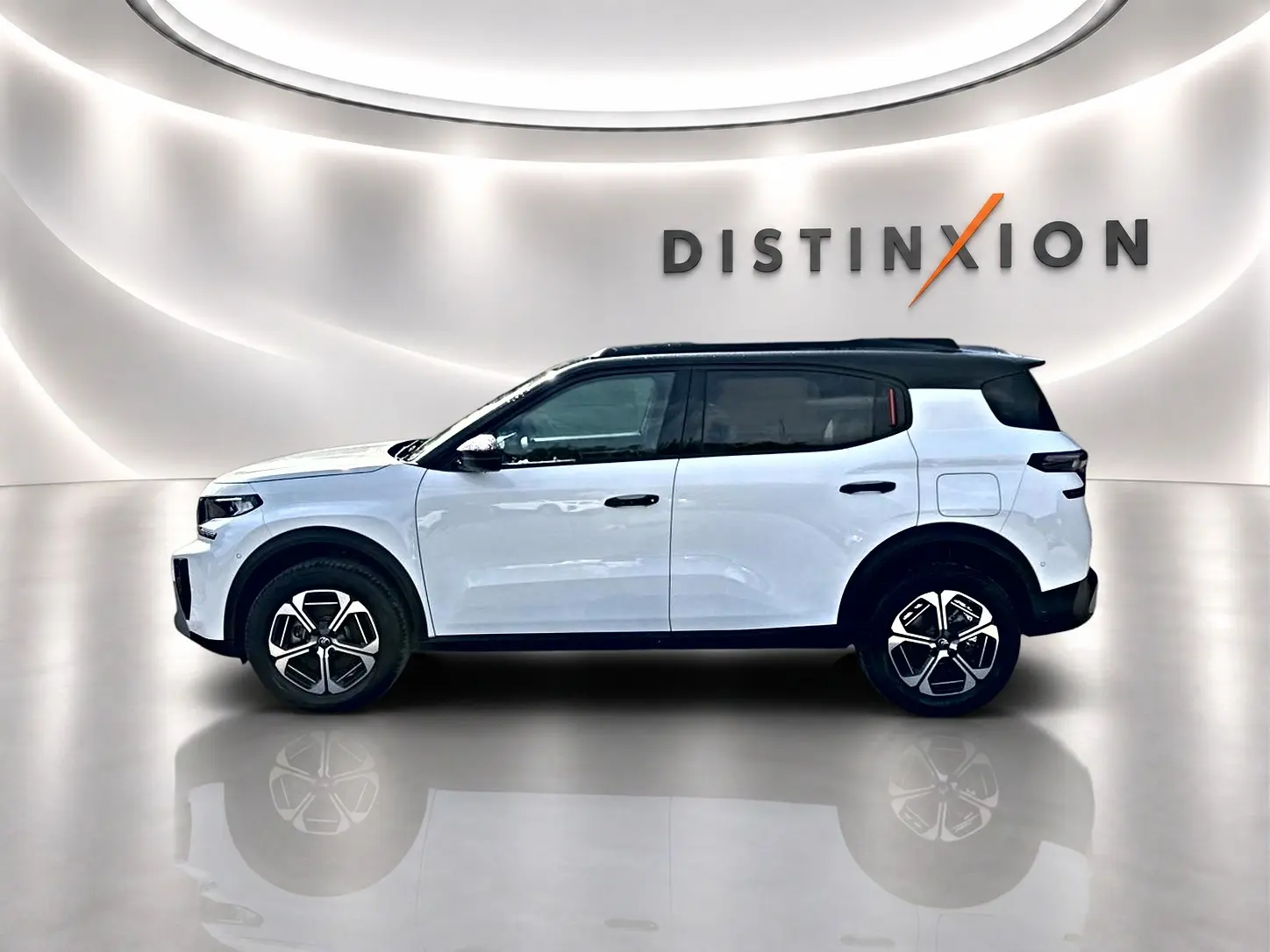 Vue latérale droite d'un Citroën C3 Aircross blanc 2026 avec toit noir et jantes alu distinctives.