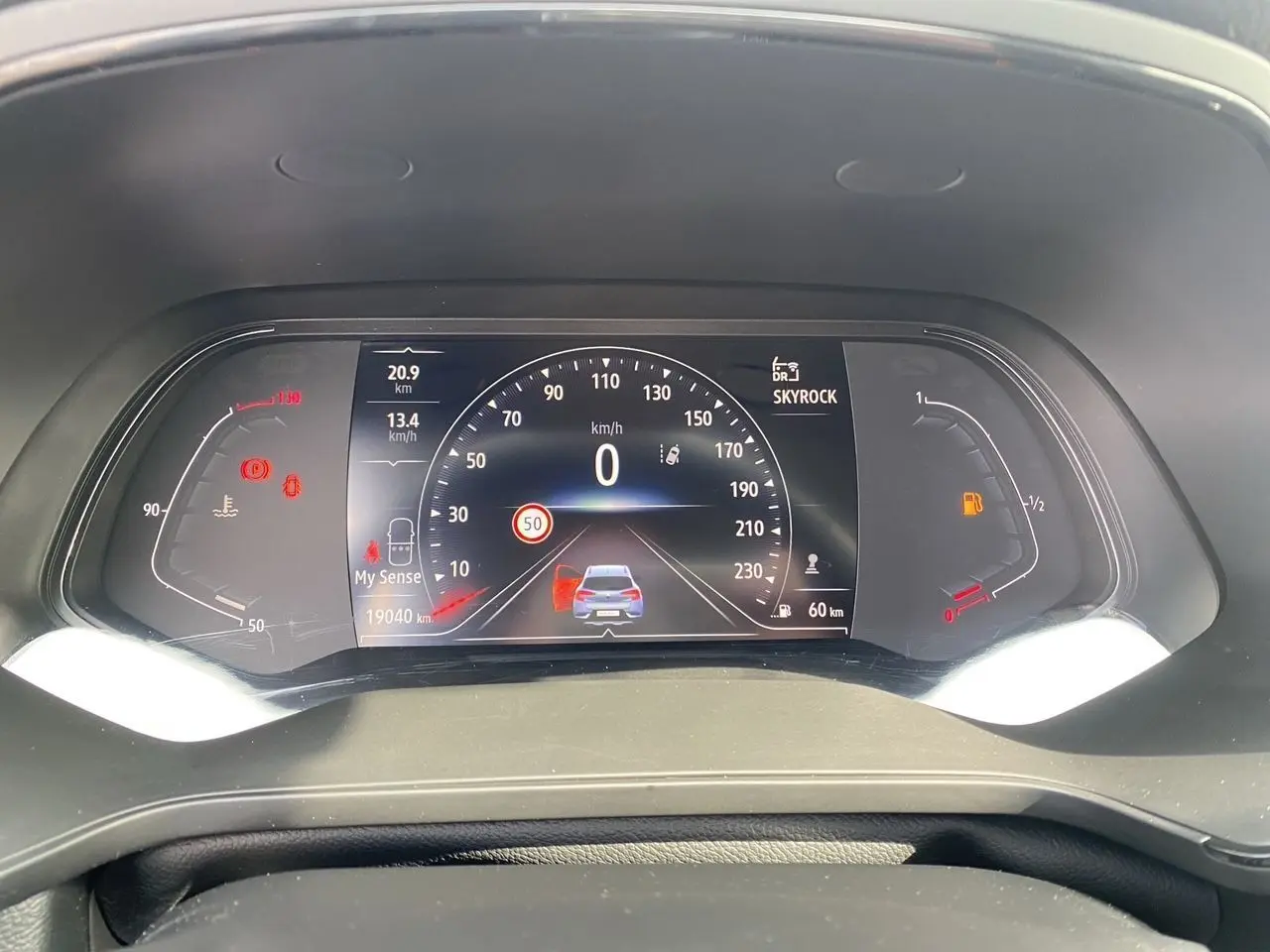 Tableau de bord numérique du Renault Captur TCE 90 TECHNO 2024 affichant vitesse, jauge carburant et alertes.