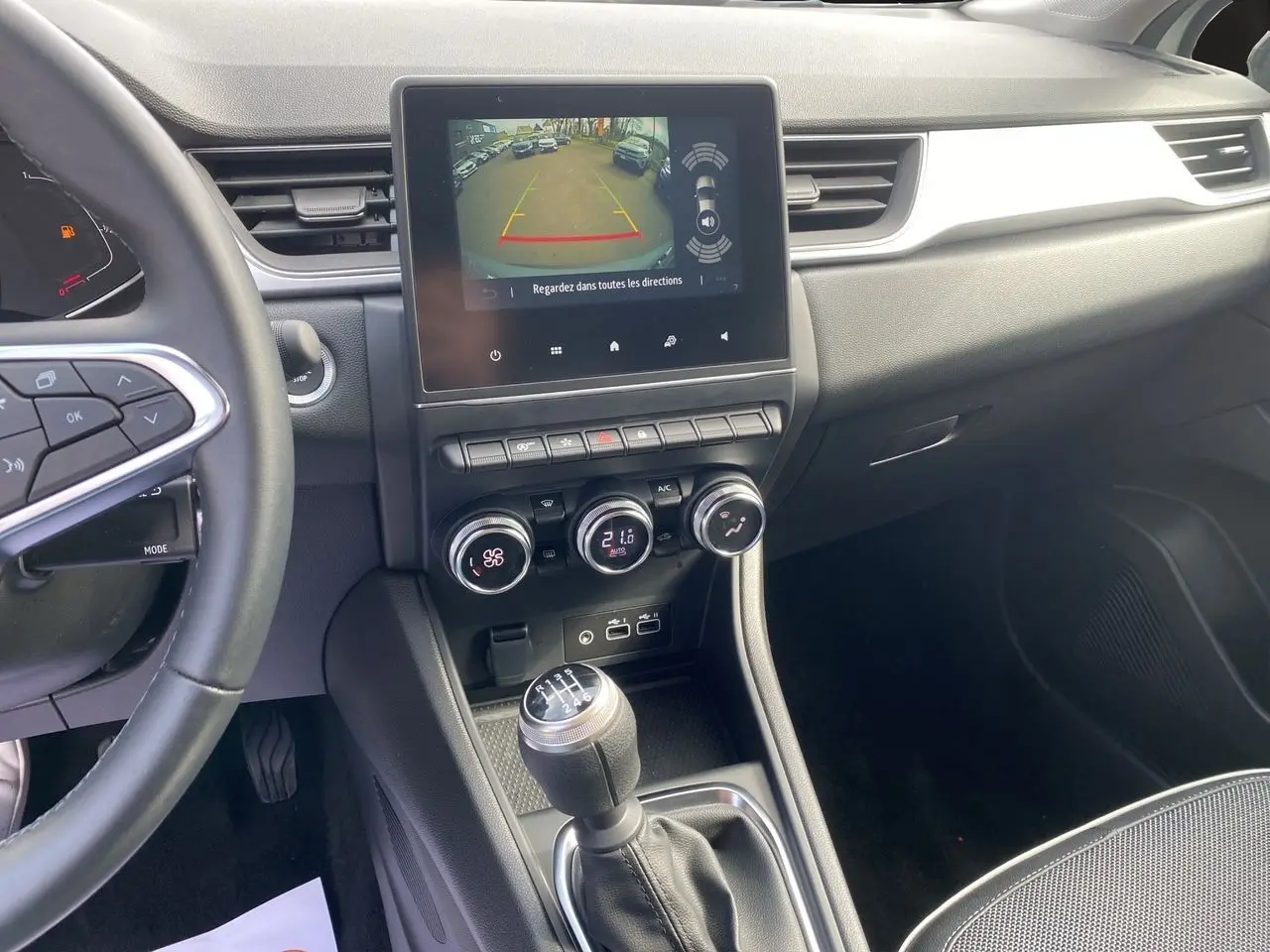 Intérieur du Renault Captur TCE 90 TECHNO 2024 montrant la console centrale avec boîte manuelle et écran caméra de recul.