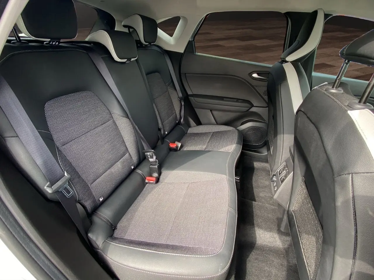 Vue intérieure côté droit des sièges arrière en tissu gris et noir du Renault Captur TCE 90 Techno 2024.