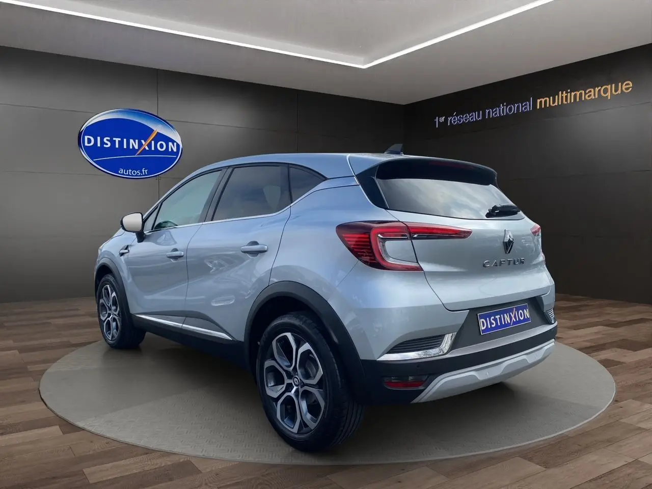 Vue 3/4 arrière droite du Renault Captur TCE 90 TECHNO gris Highland avec jantes alliage et feux LED 3D.