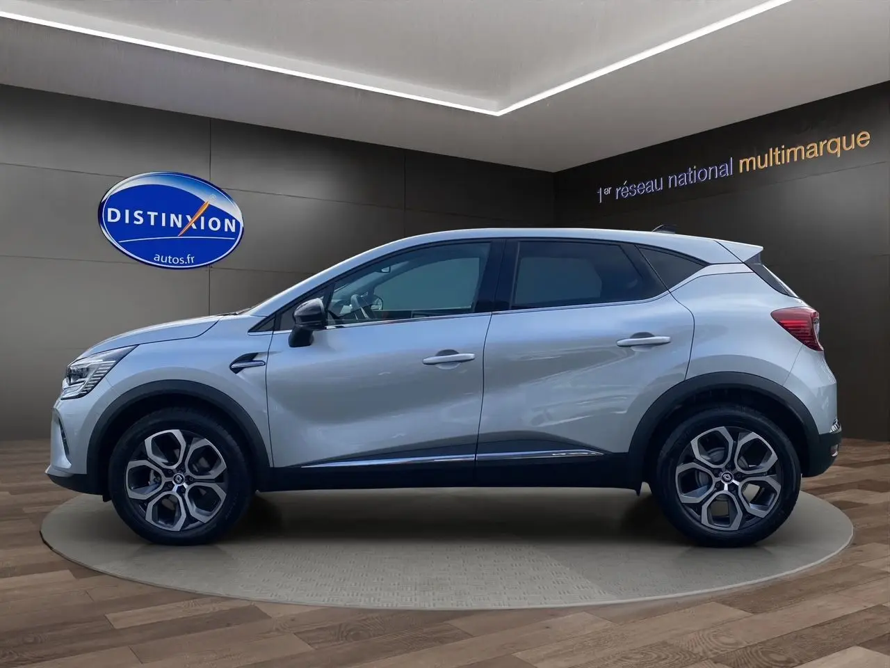 Profil côté gauche du Renault Captur TCE 90 TECHNO 2024 en gris Highland avec jantes alliage 18 pouces Pasadena.