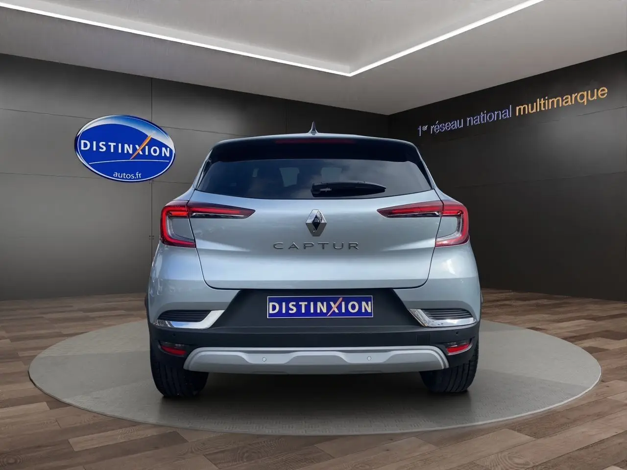 Vue arrière du Renault Captur TCE 90 TECHNO gris Highland, avec feux LED et logo distinctif sur fond noir.