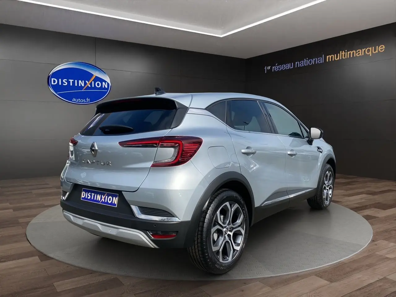 Vue 3/4 arrière droite du Renault Captur TCE 90 TECHNO gris Highland avec jantes alliage et feux LED distinctifs.