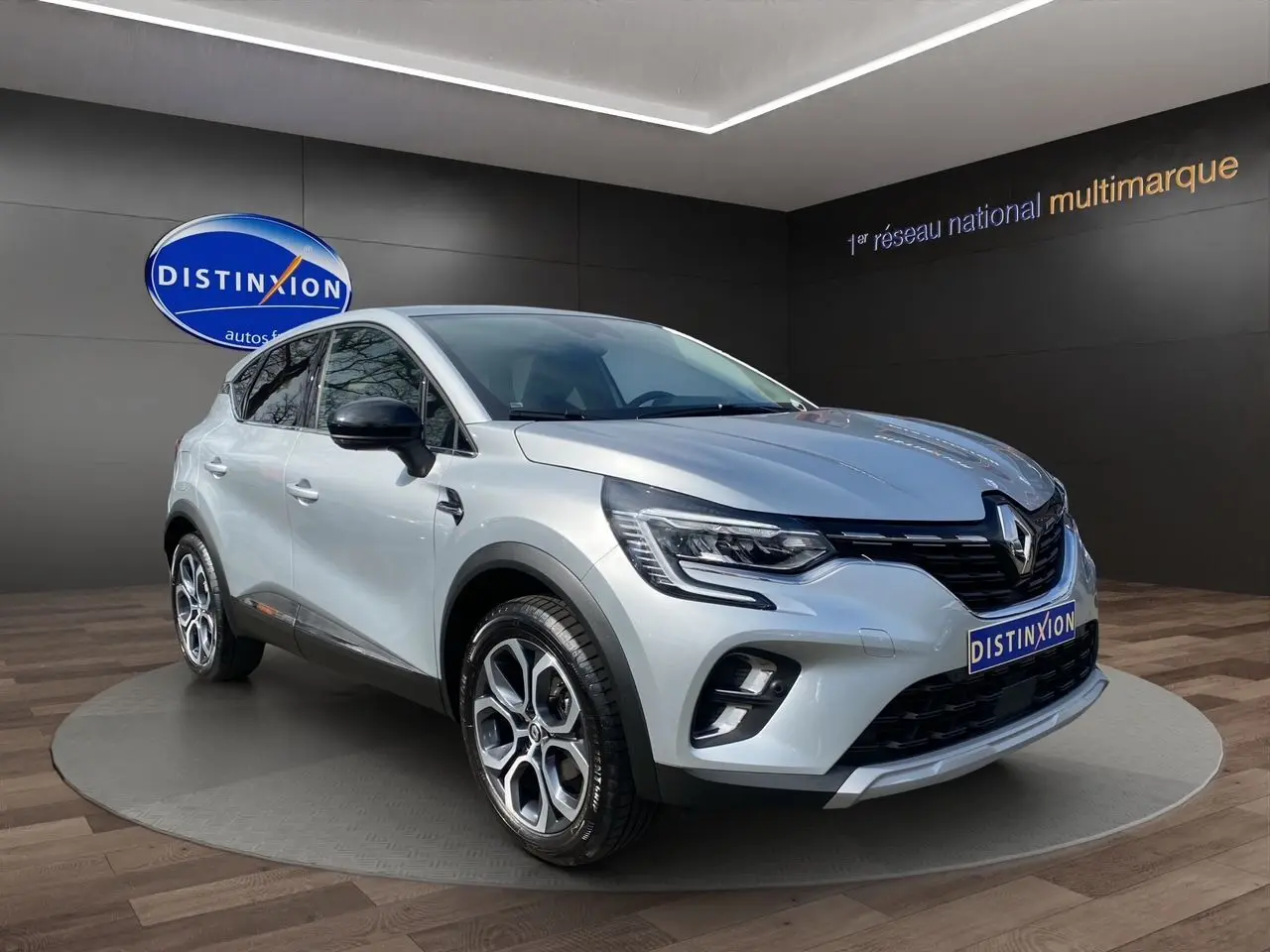 Renault Captur TCe 90 Techno gris Highland en 3/4 avant droit, avec jantes alliage 18'' Pasadena diamantées.