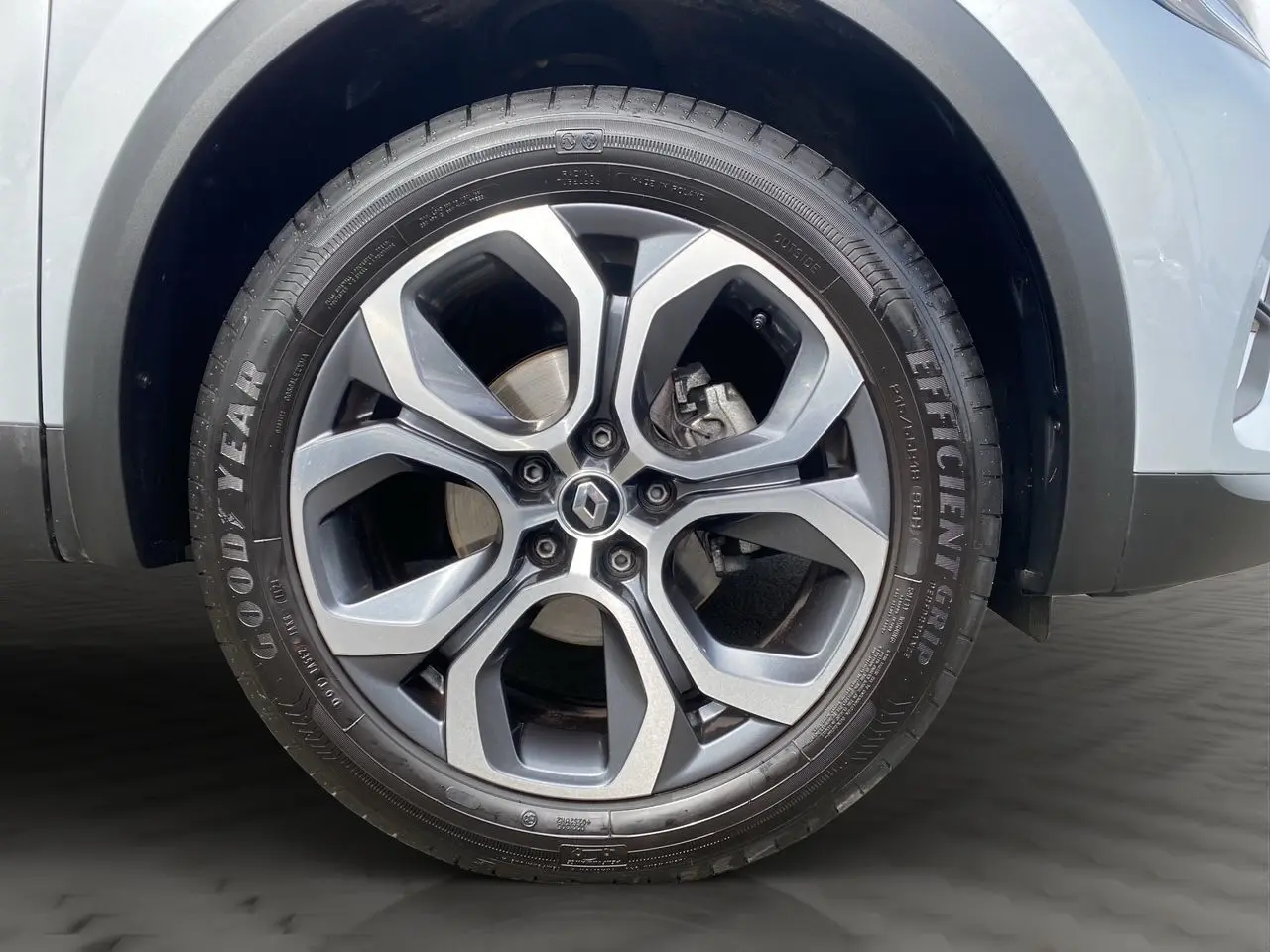 Gros plan sur la jante alliage 18'' Pasadena gris erbé du Renault Captur TCe 90 Techno gris Highland.