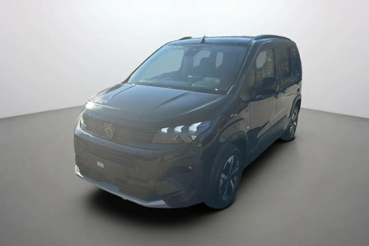 Peugeot Rifter Noir Perla Nera 2025 en 3/4 avant droit avec jantes alu et barres de toit visibles.