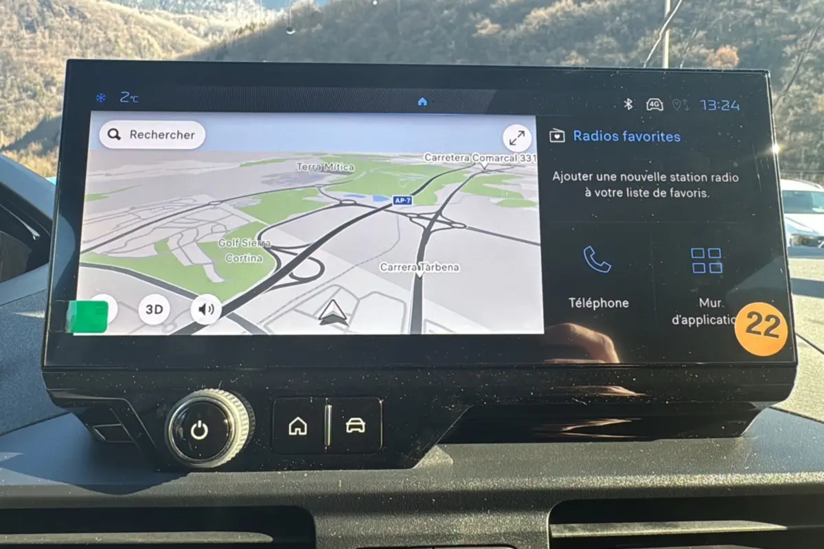 Écran tactile central du Peugeot Rifter 2025 affichant la navigation GPS et les options radio, intérieur noir.