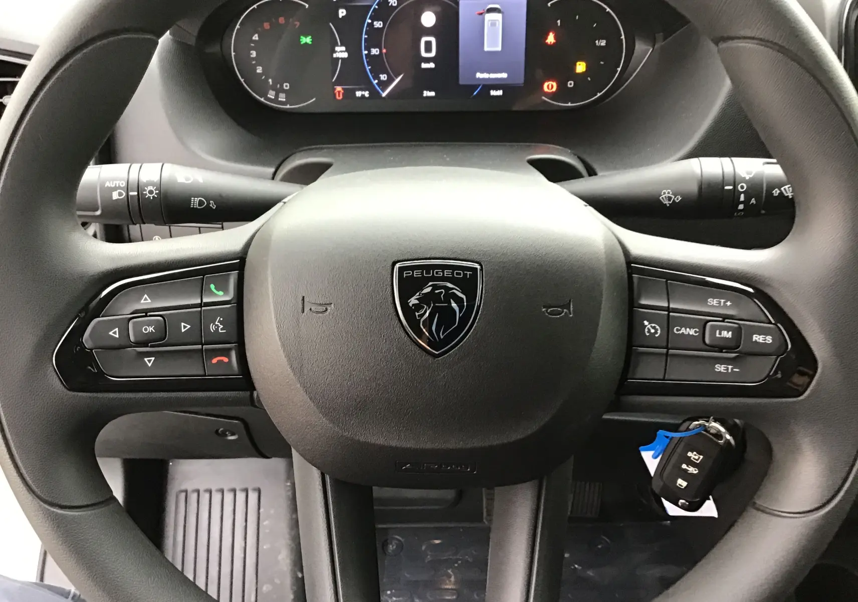 Vue rapprochée du volant Peugeot Boxer Fourgon 2025 avec commandes intégrées et tableau de bord numérique visible.