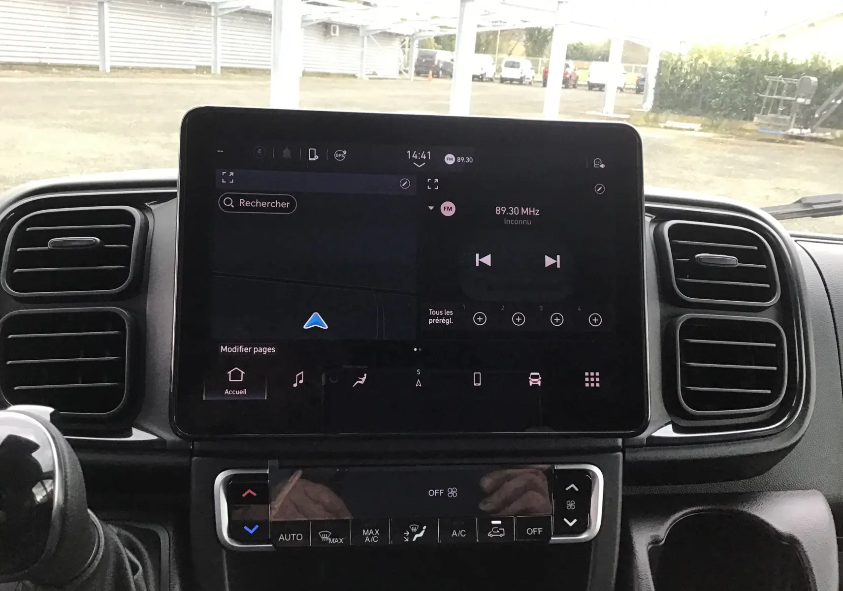 Tableau de bord du Peugeot Boxer Fourgon blanc 2025, vue frontale centrée sur l'écran tactile et commandes climatisation.