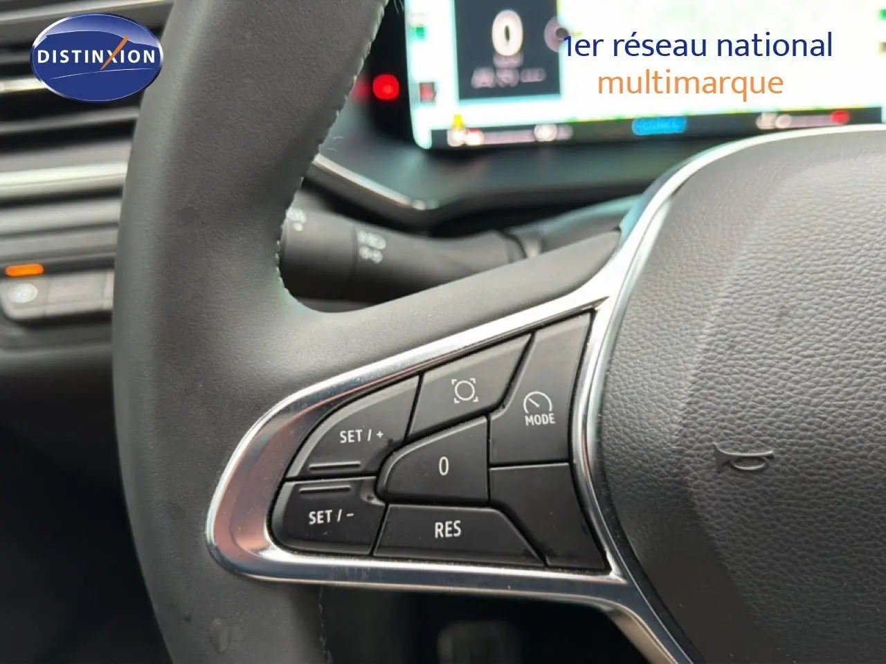 Gros plan sur les commandes au volant du Renault Captur 2025, finition TECHNO, avec tableau de bord numérique en arrière-plan flou.