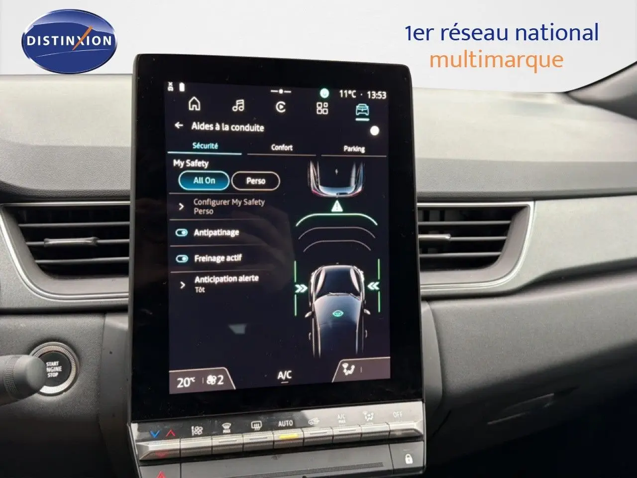 Écran tactile central du tableau de bord du Renault Captur 2025, affichant les aides à la conduite.