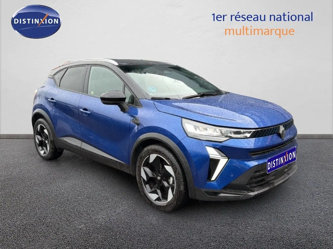 Renault Captur 1.0 ECO-G 100ch Techno bleu Iron Metal en 3/4 avant droit, avec jantes noires et toit noir.