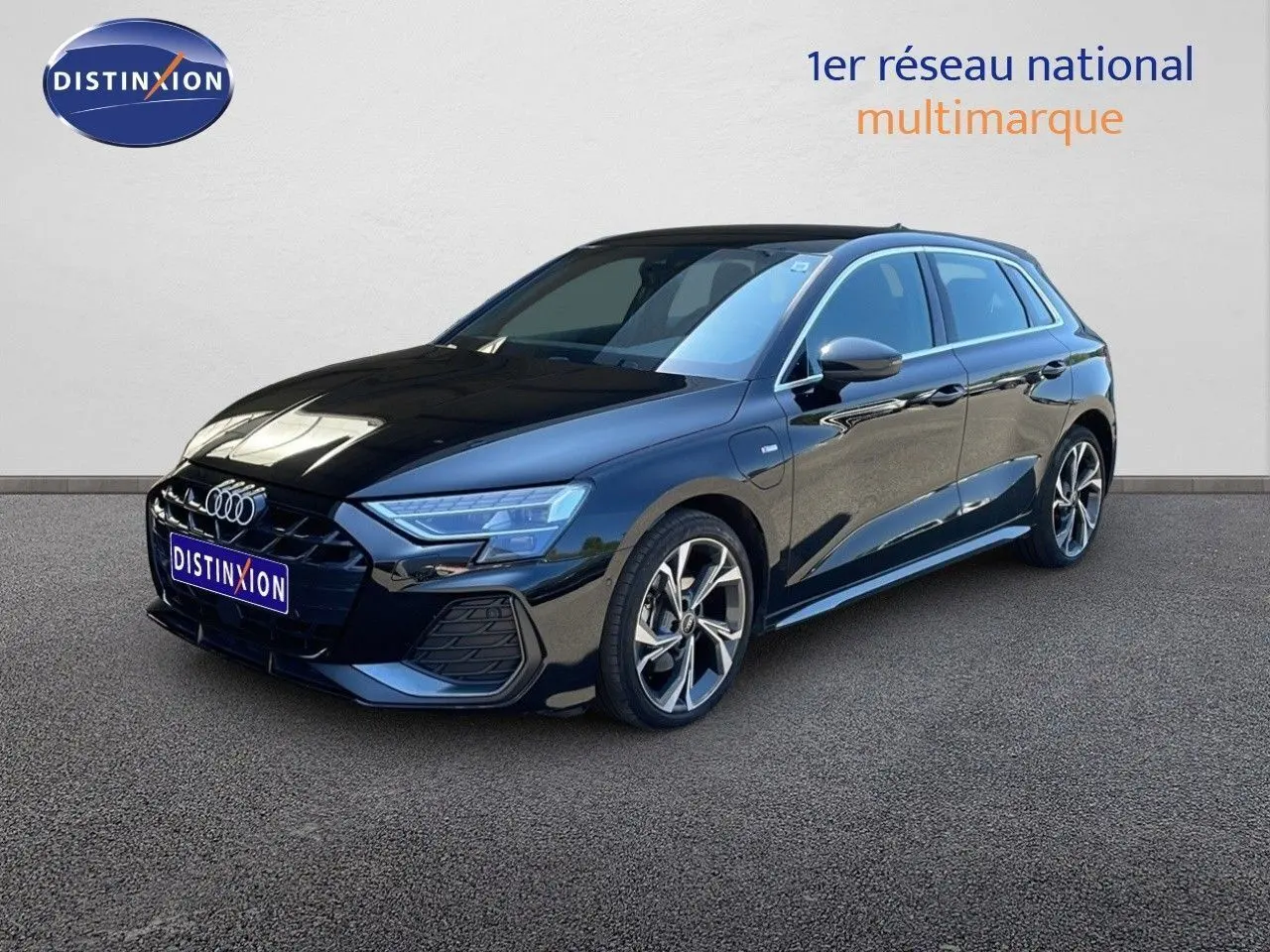 Vue frontale d'une Audi A3 Sportback noire 2025 avec calandre large et phares LED distinctifs.