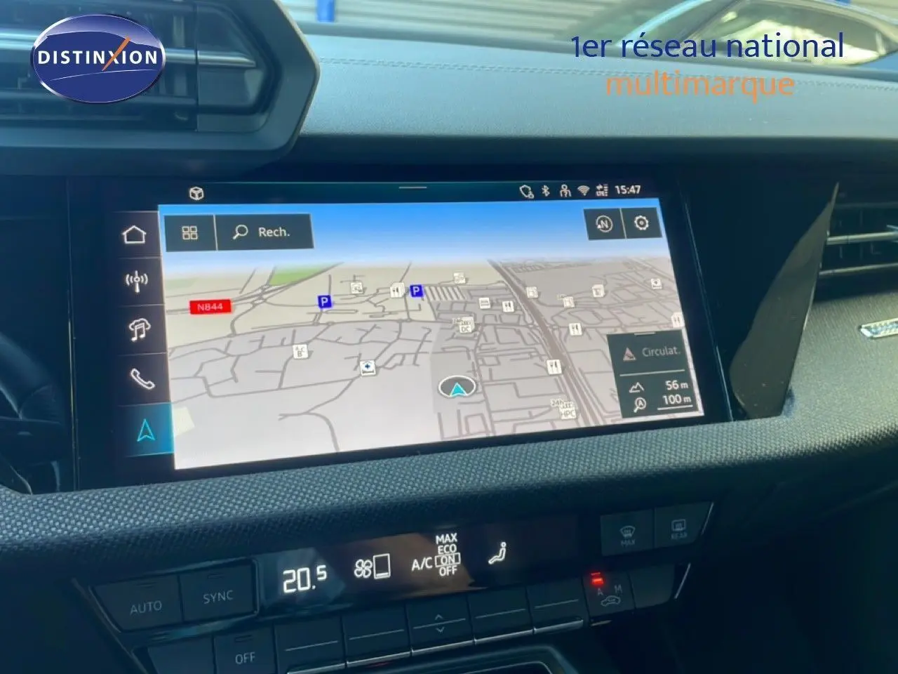 Vue intérieure du tableau de bord de l'Audi A3 Sportback 2025, écran tactile GPS affichant une carte, ambiance noire moderne.
