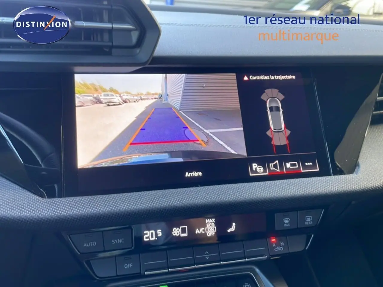 Écran central de l’Audi A3 Sportback 2025 montrant la caméra de recul avec affichage des trajectoires, intérieur noir.