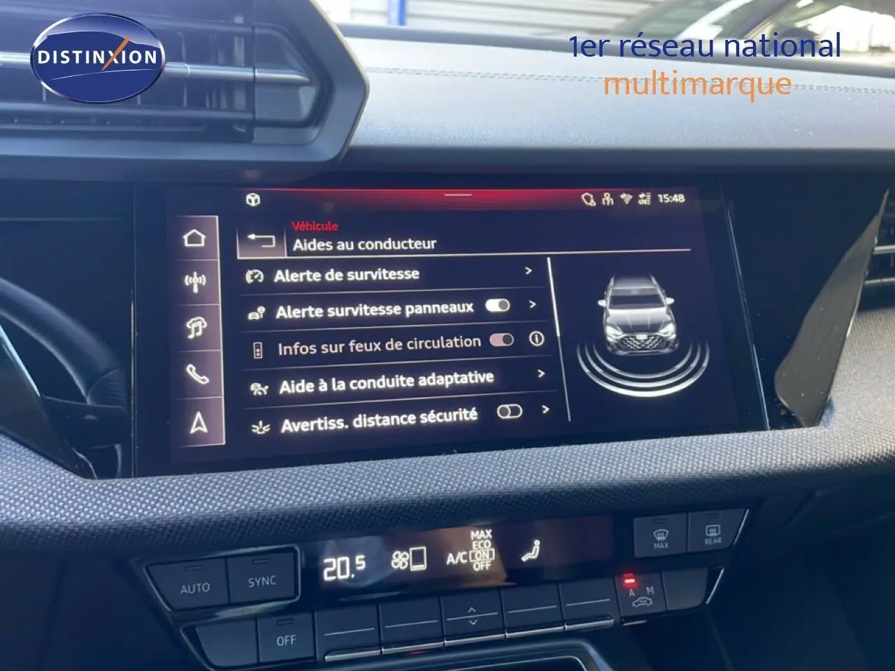 Écran central de l'Audi A3 Sportback noire 2025 affichant les aides à la conduite, vue intérieure du tableau de bord.