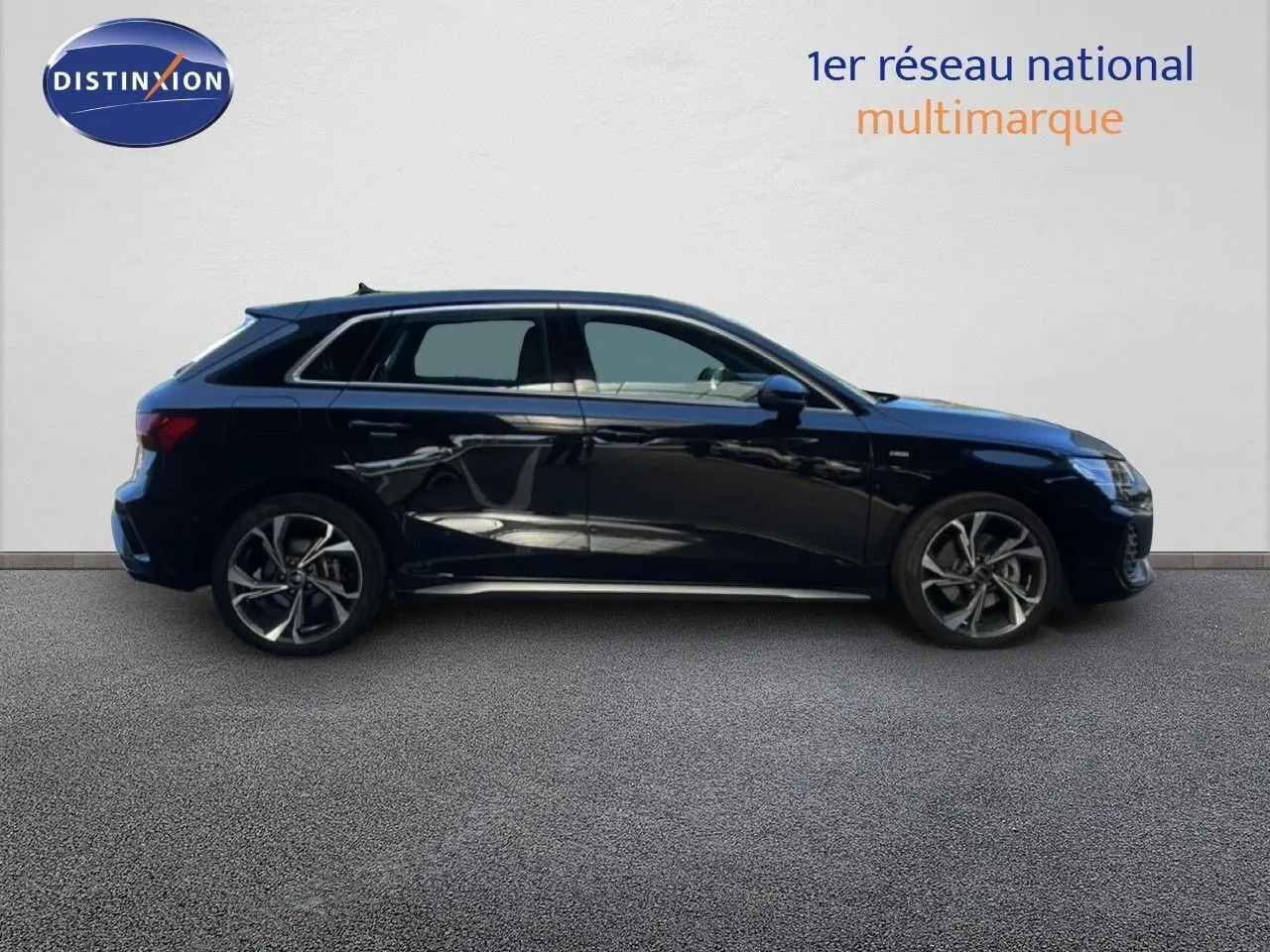 Profil côté gauche d'une Audi A3 Sportback noire 2025, version hybride rechargeable S Line avec jantes alliage distinctives.