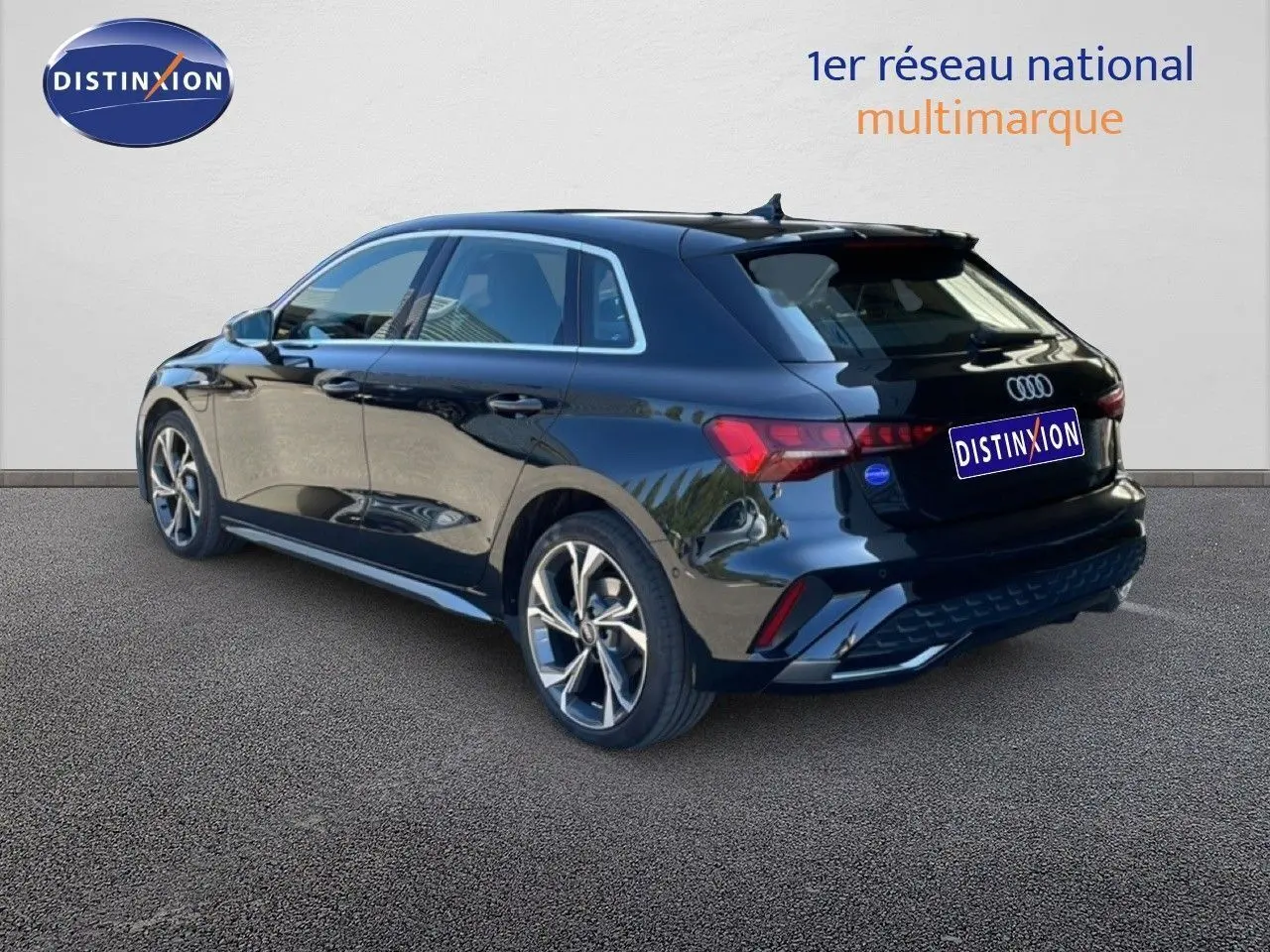 Audi A3 Sportback noire vue en 3/4 arrière côté gauche, soulignant ses jantes alliage et son design moderne.