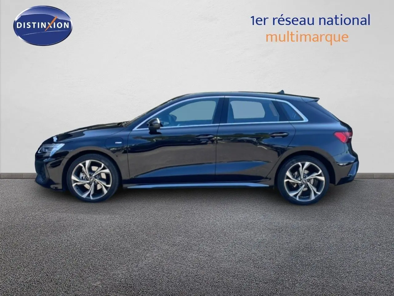 Profil côté gauche d'une Audi A3 Sportback noire 2025 hybride rechargeable avec jantes alliage et lignes dynamiques.