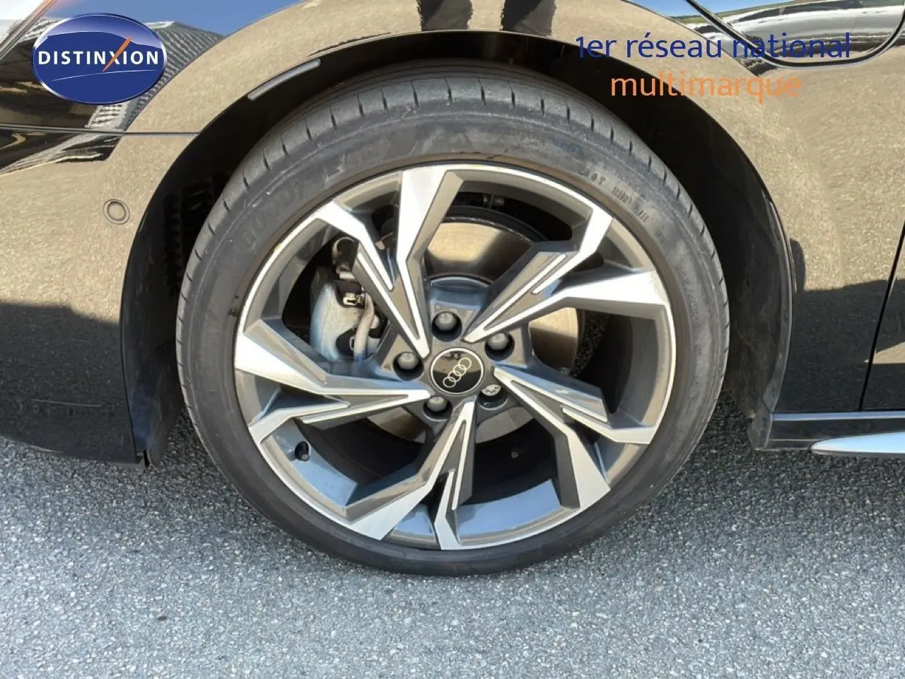 Gros plan sur la roue avant gauche de l'Audi A3 Sportback noire 2025 avec jante alliage distinctive.