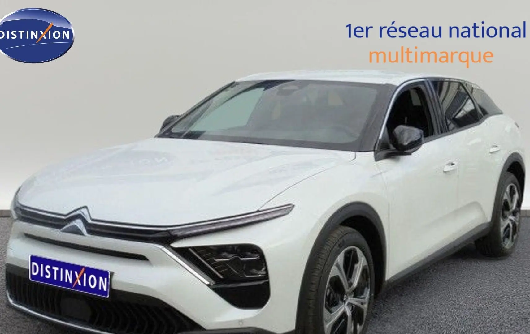 Citroën C5 X blanc métal vue 3/4 avant droit avec signature lumineuse LED et jantes bi-ton.