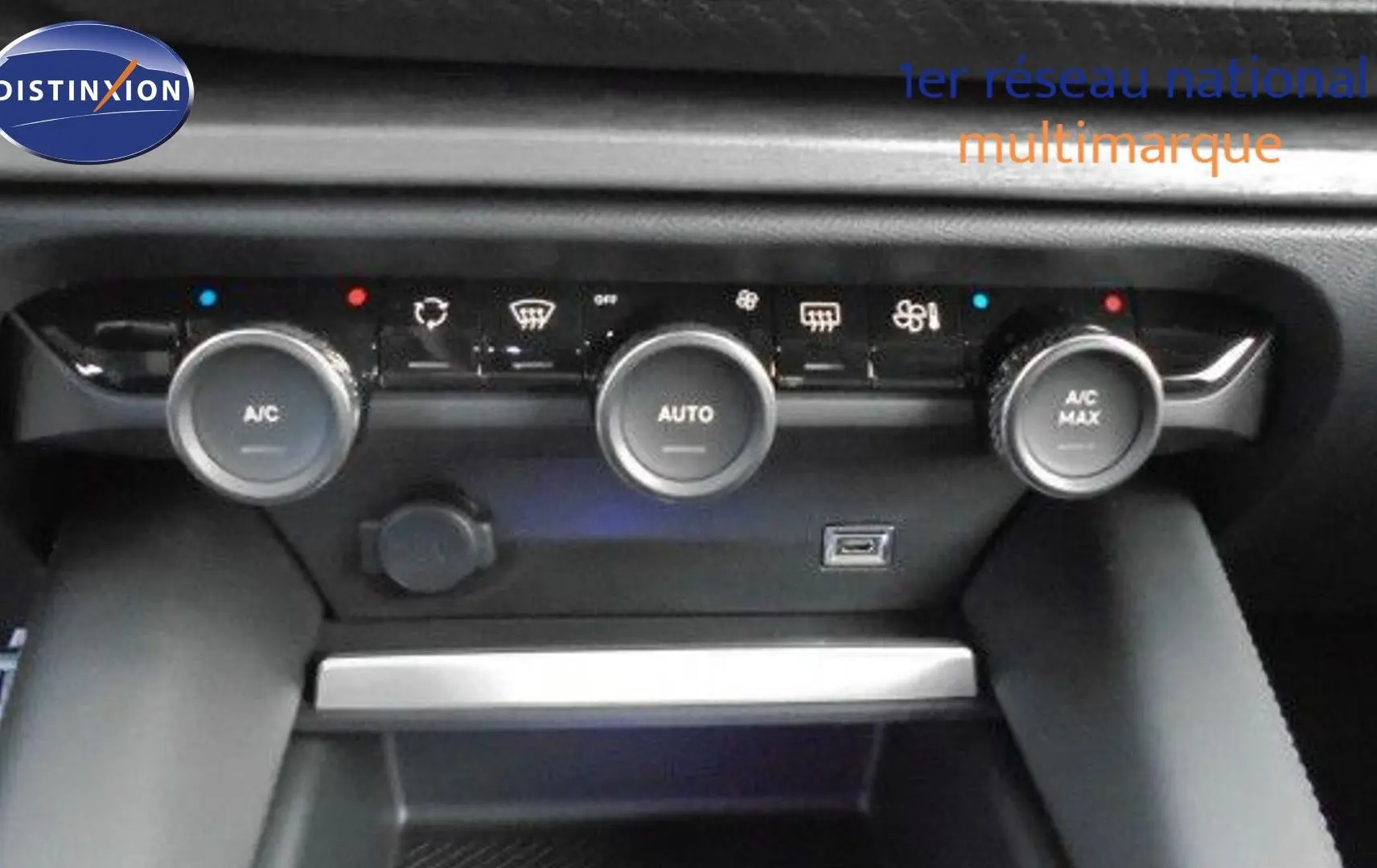 Gros plan sur la console centrale de la Citroën C5 X 2023, montrant les commandes de climatisation automatique.