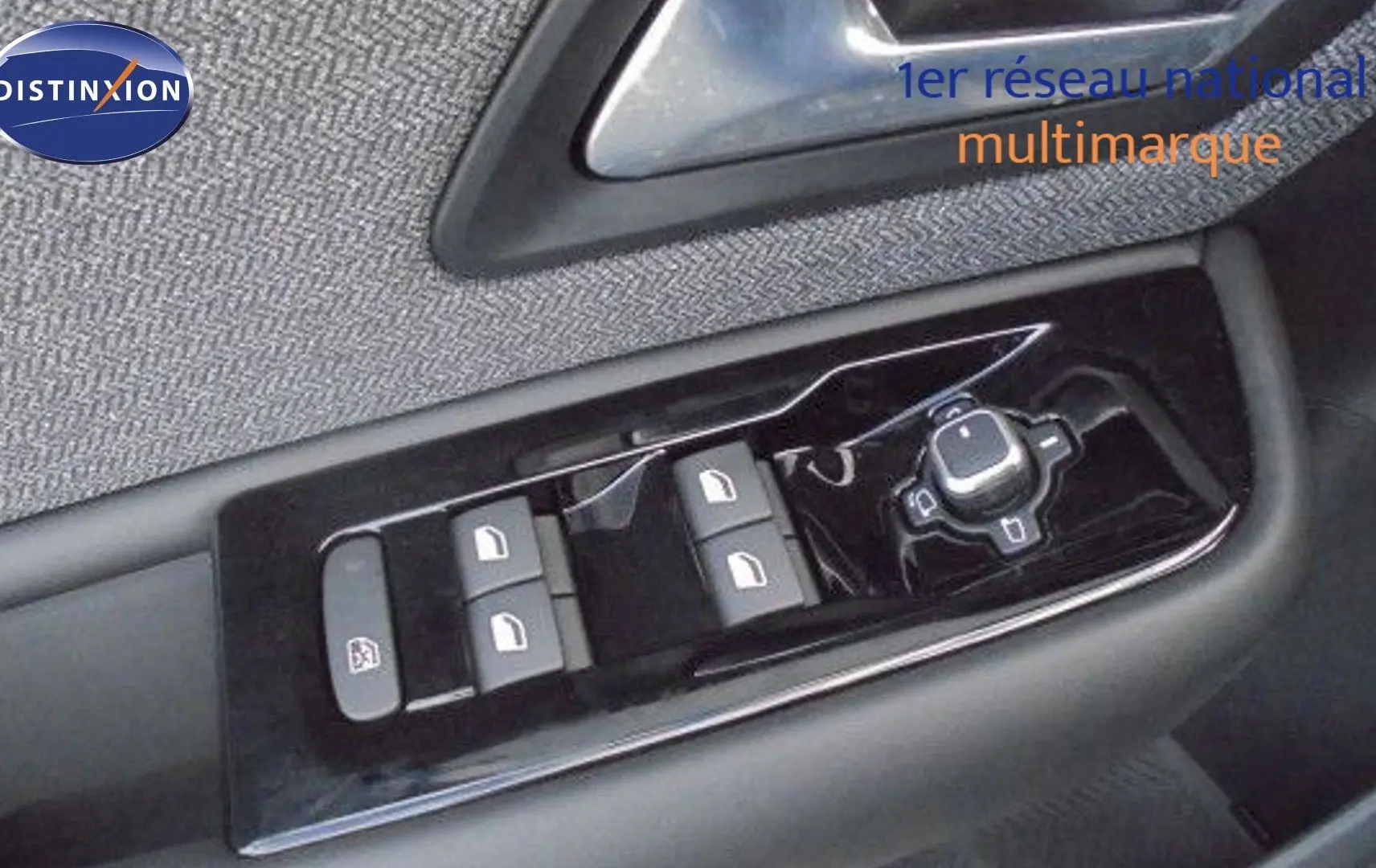 Gros plan sur les commandes des vitres et rétroviseurs côté gauche dans l'habitacle d'une Citroën C5 X blanche 2023.