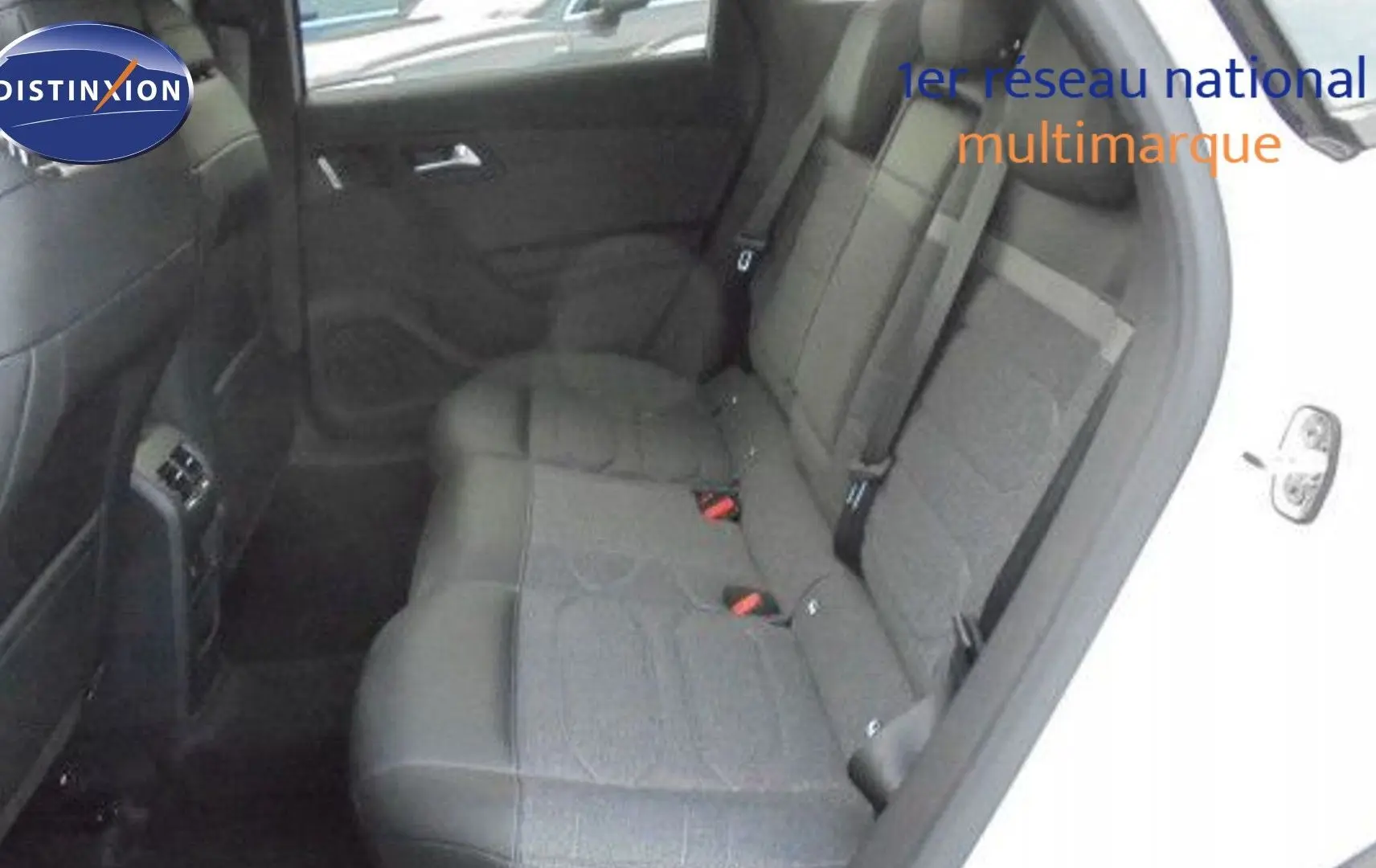 Vue intérieure côté droit sur les sièges arrière en tissu gris de la Citroën C5 X blanc métal 2023