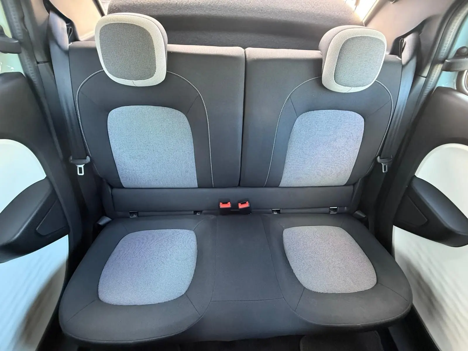 Banquette arrière bicolore gris clair et noir de la Renault Twingo III bleu dragée vue de face, avec appuie-têtes intégrés.