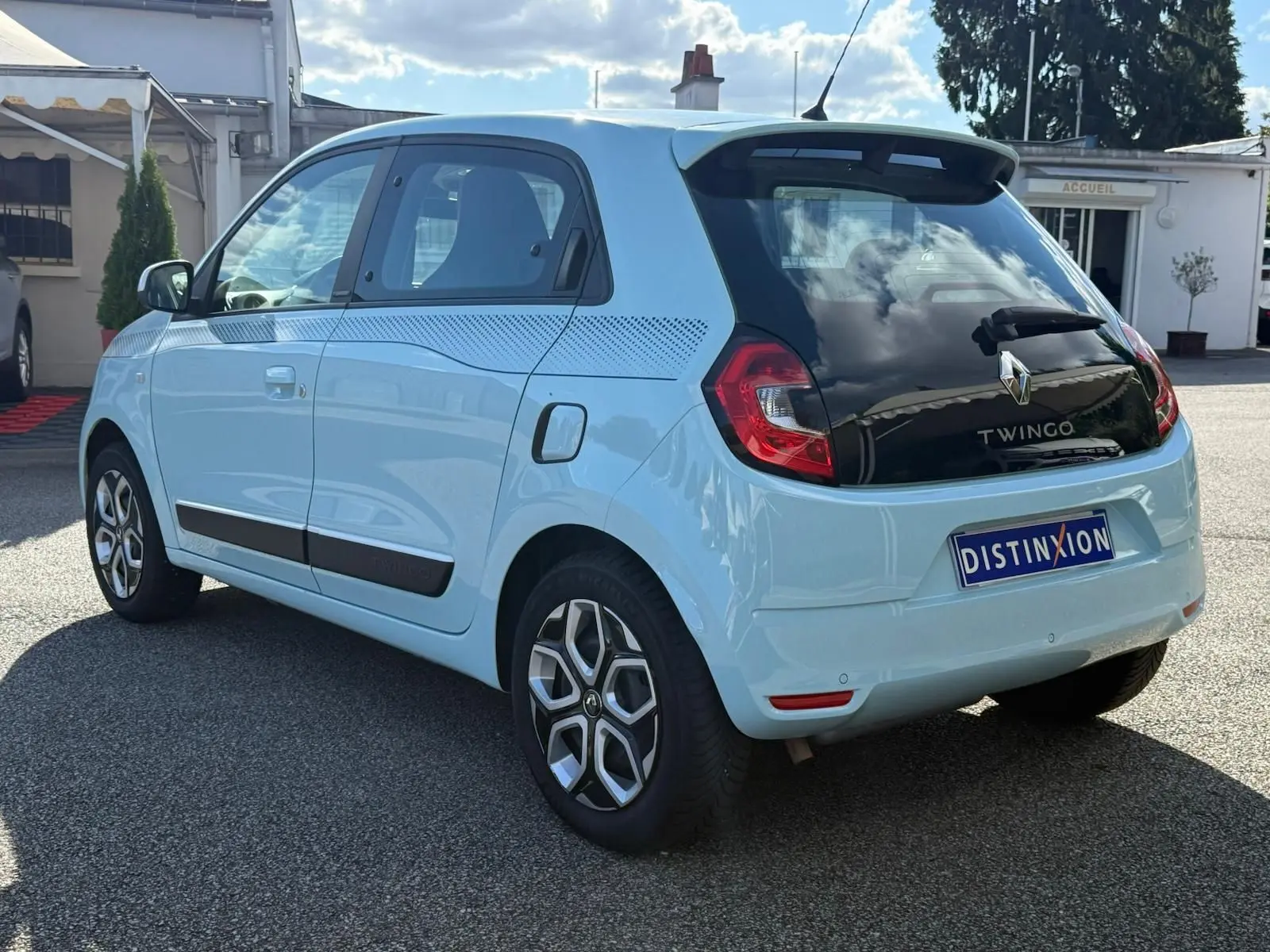 Vue 3/4 arrière droite d'une Renault Twingo III bleu dragée avec toit noir brillant et jantes originales.