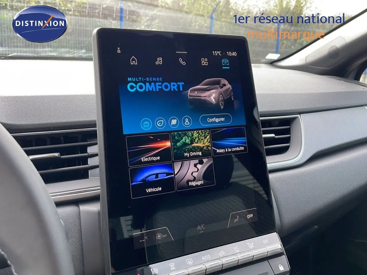 Écran tactile central affichant le mode Confort du Renault Captur E-Tech hybride, intérieur gris moderne.