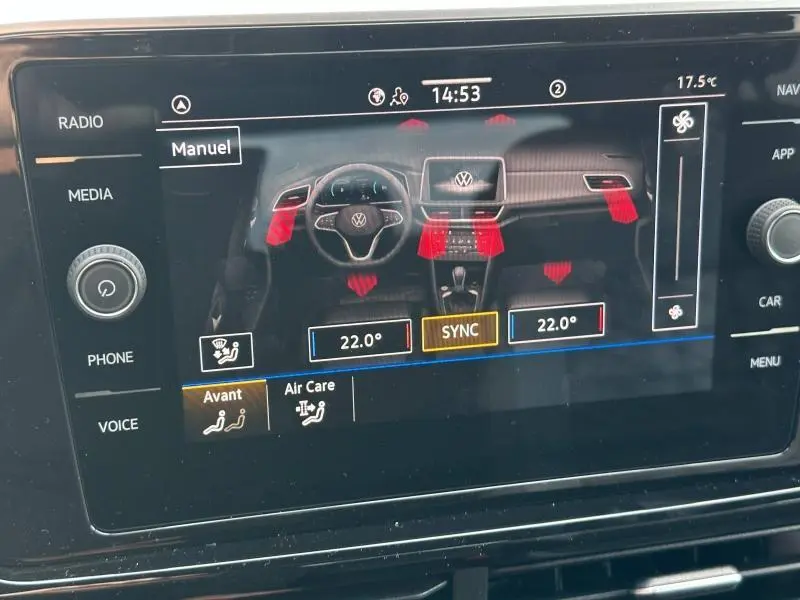 Écran tactile du système multimédia du Volkswagen T-Roc 2025 affichant la gestion de la climatisation et ventilation intérieure.