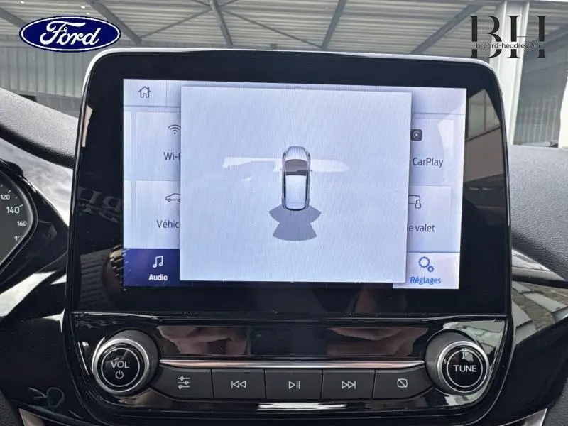 Vue rapprochée de l’écran tactile central de la Ford Fiesta 2021 gris lunaire affichant l’aide au stationnement.