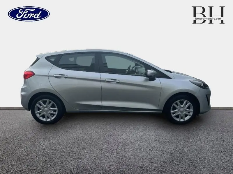 Vue de profil côté gauche d'une Ford Fiesta gris lunaire de 2021 avec jantes alliage et poignées ton carrosserie.