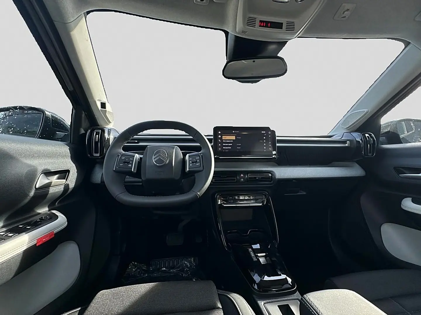 Vue intérieure avant du Citroën C3 Aircross 2026 noir, avec tableau de bord moderne et écran tactile central.