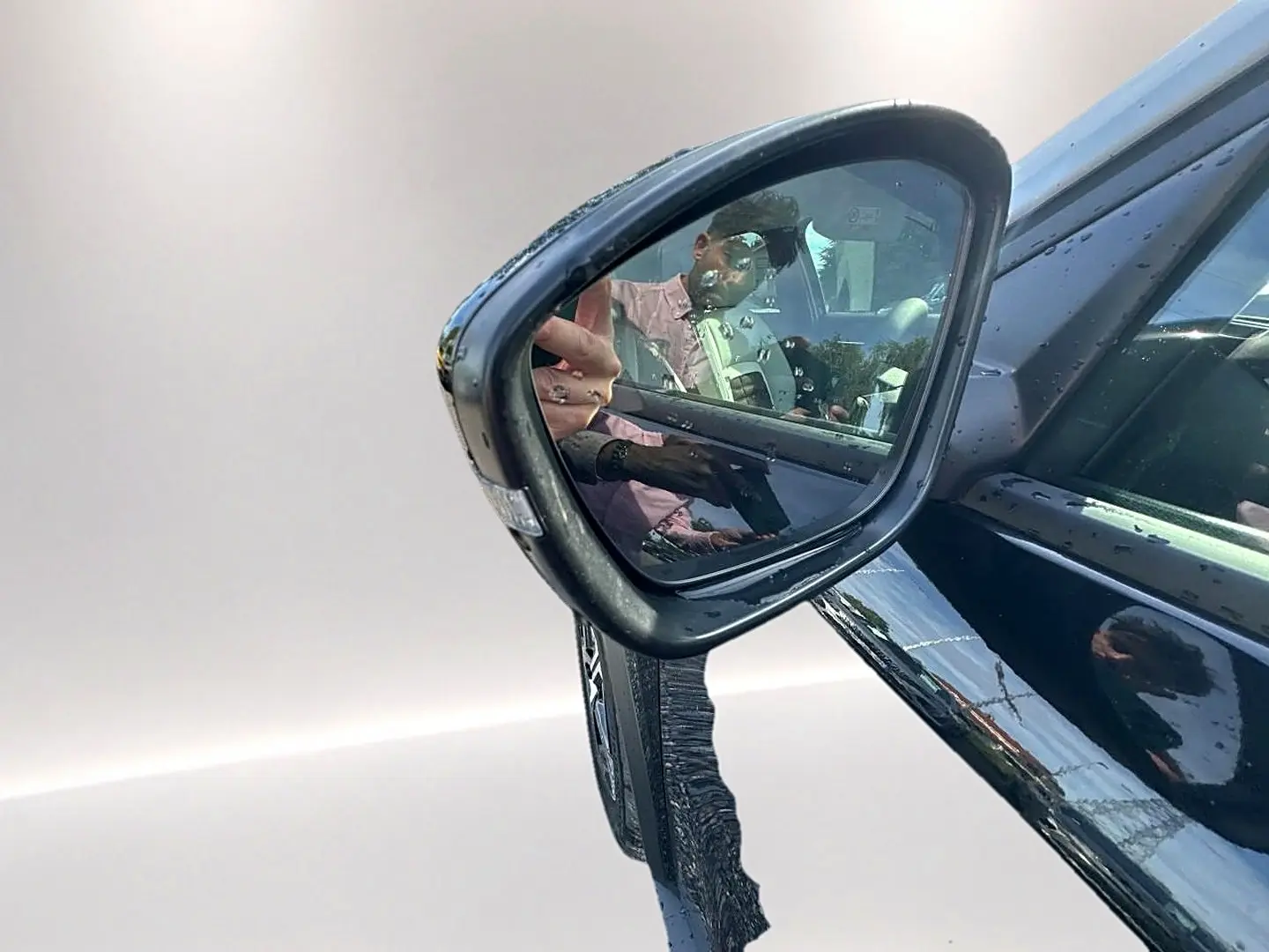 Rétroviseur côté gauche noir du Citroën C3 Aircross 2026 avec reflet d'une personne à l'intérieur.