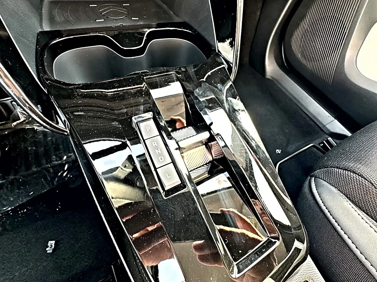 Vue rapprochée de la console centrale noire brillante avec levier de vitesses automatique de la Citroën C3 Aircross.