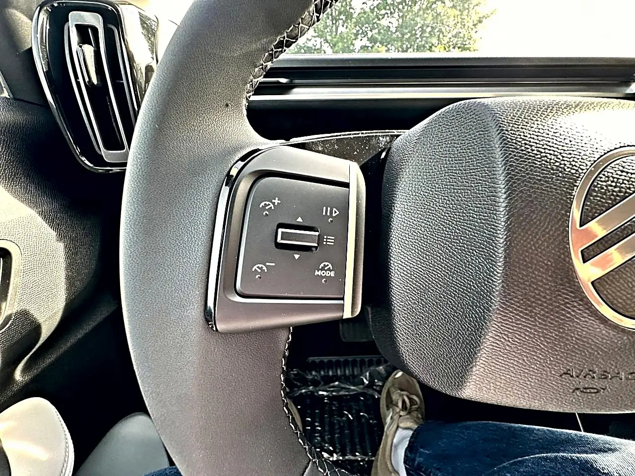 Gros plan sur la partie gauche du volant noir de la Citroën C3 Aircross 2026, avec commandes multifonctions visibles.