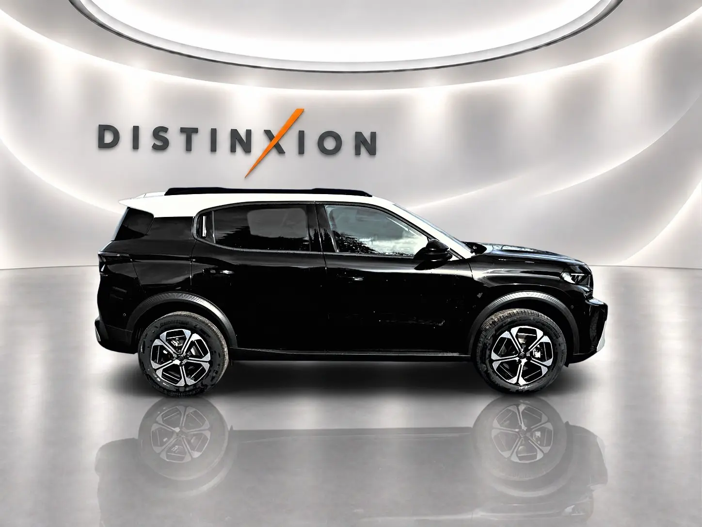 Vue de profil côté gauche du Citroën C3 Aircross noir avec toit blanc et jantes alu distinctives.
