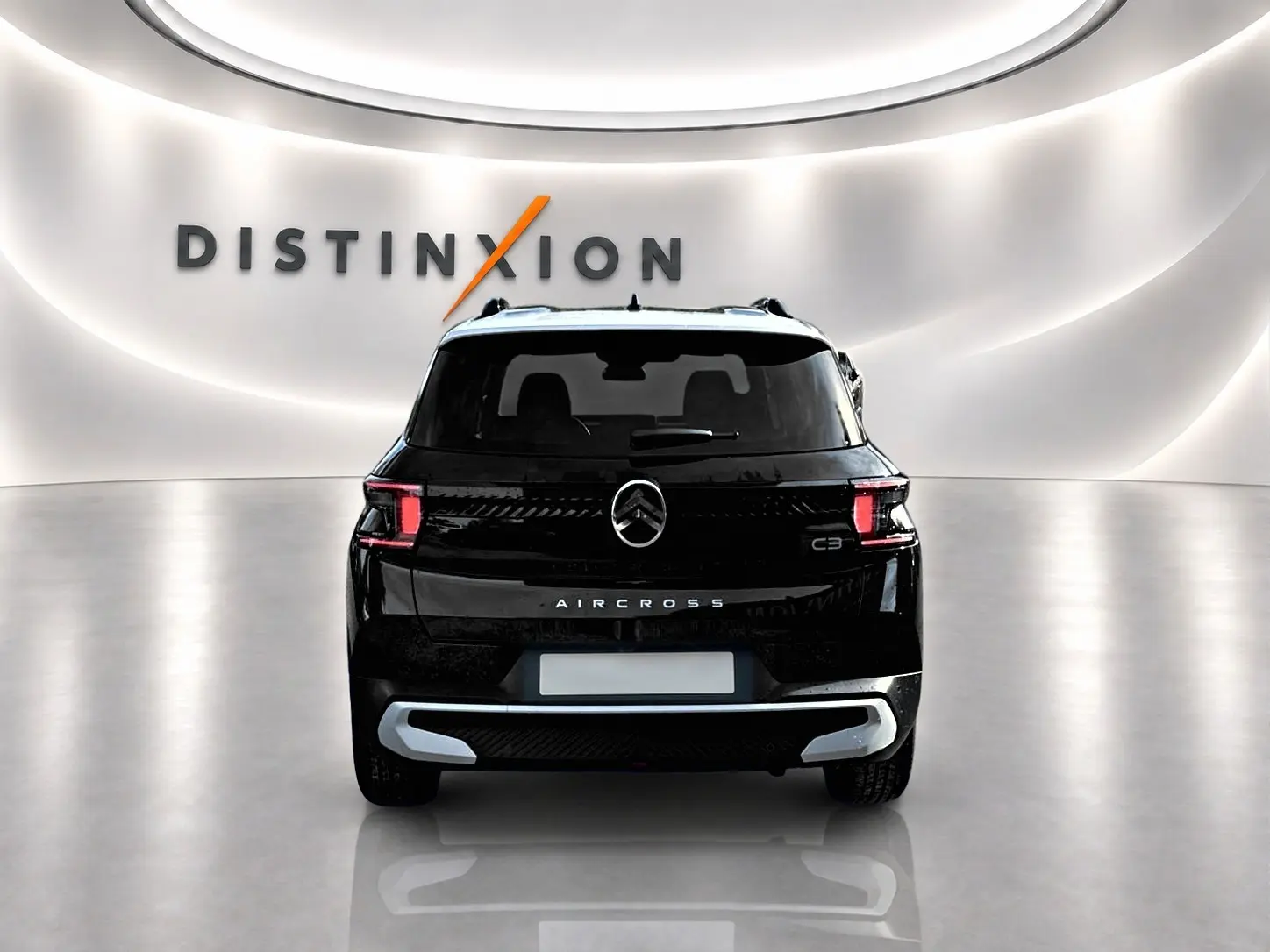 Vue arrière d'un Citroën C3 Aircross noir 2026 avec feux LED et barres de toit visibles dans un showroom lumineux.