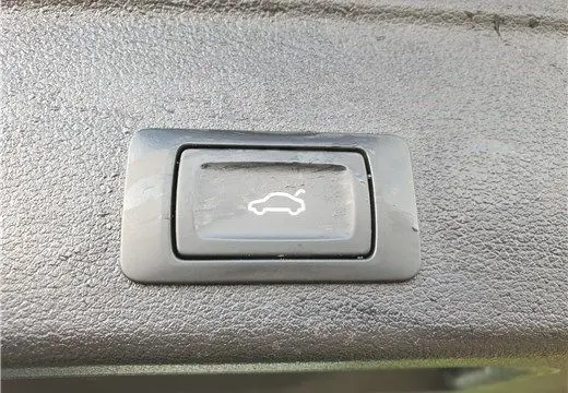 Bouton d'ouverture du coffre en plastique noir sur le tableau de bord de l'Audi A4 Avant Business gris Terra 2020.