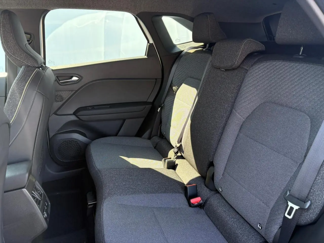 Vue intérieure côté droit sur la banquette arrière grise du Renault Symbioz 2025 avec appuie-têtes réglables.