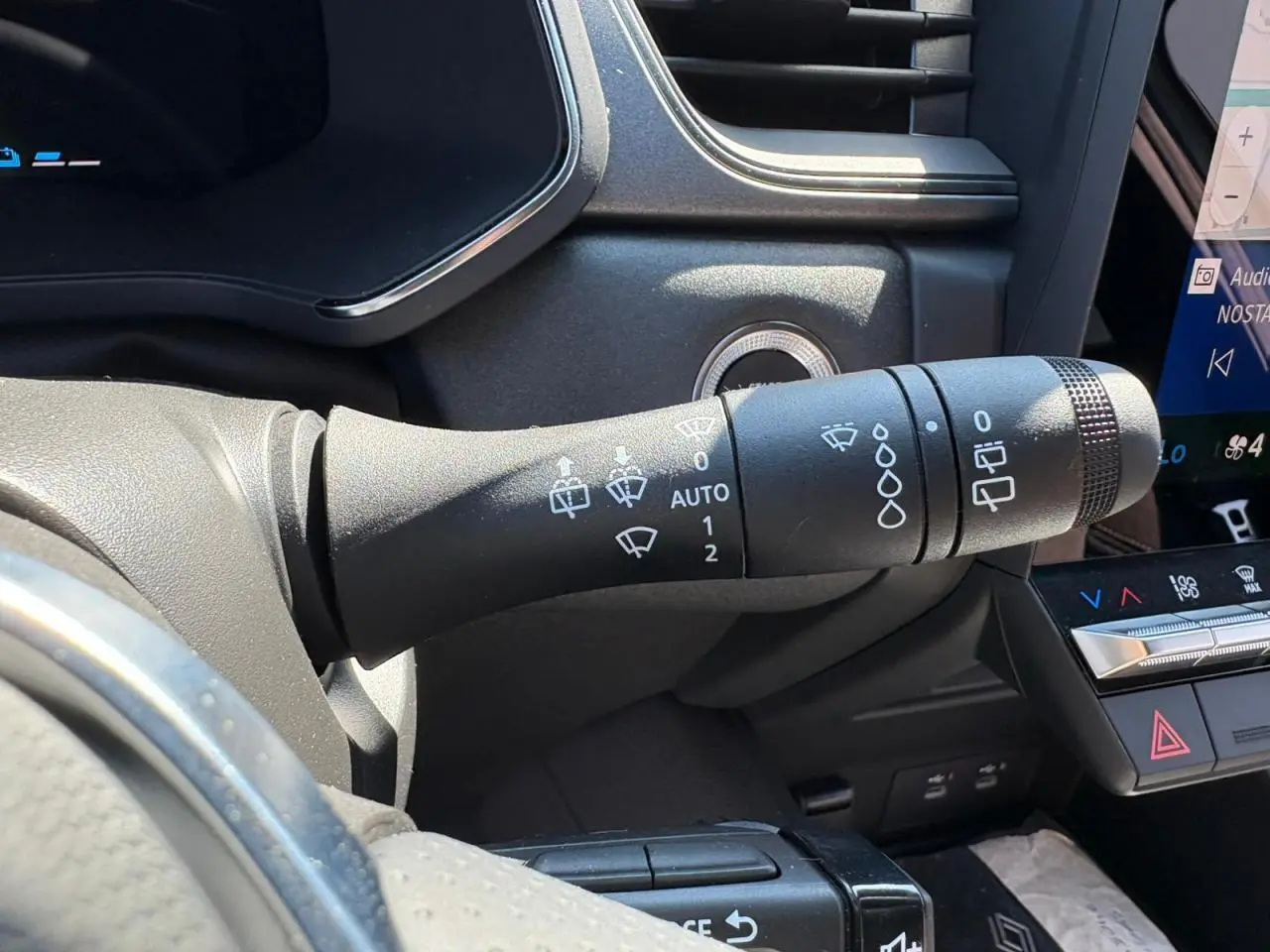 Gros plan sur la commande d’essuie-glace côté gauche du tableau de bord du Renault Symbioz blanc nacré 2025.